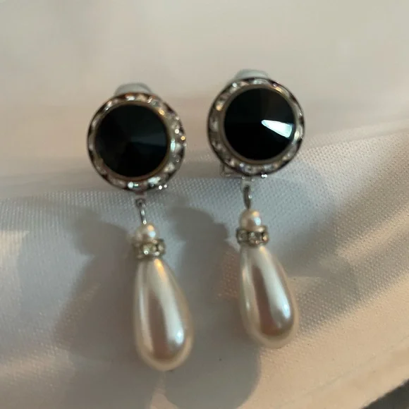 Vintage Clip On Earrings - Picture 3 of 8